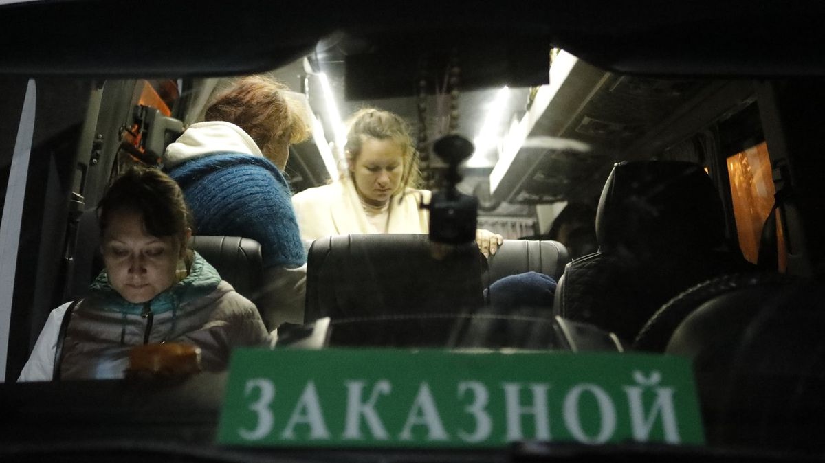 Z Ukrajiny prchají kolaboranti. „Říkali nám, že zůstanou,“ vyčítají Rusům